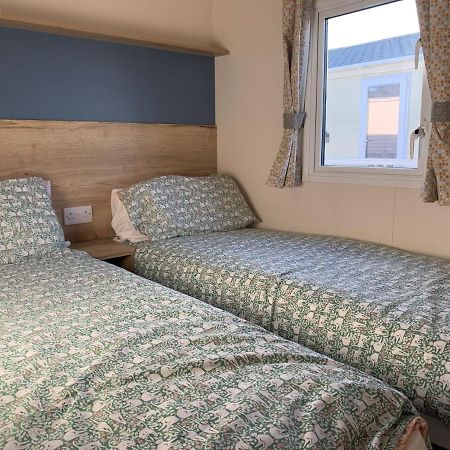 Mv7 Suffolk Sands Holiday Park Филикстоу Экстерьер фото