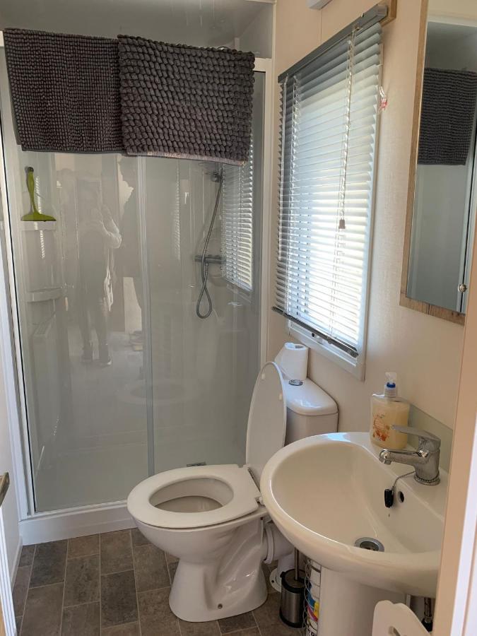 Mv7 Suffolk Sands Holiday Park Филикстоу Экстерьер фото