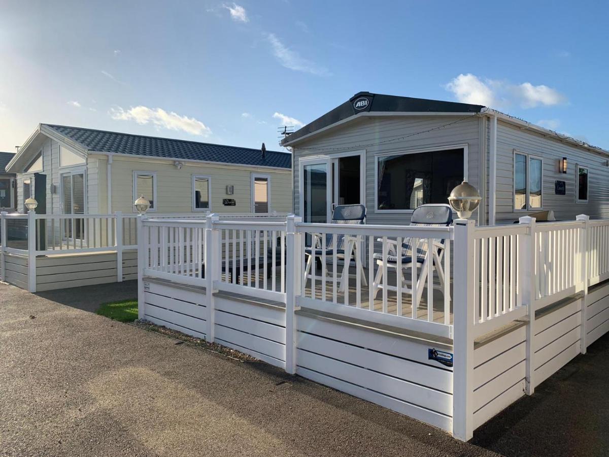 Mv7 Suffolk Sands Holiday Park Филикстоу Экстерьер фото